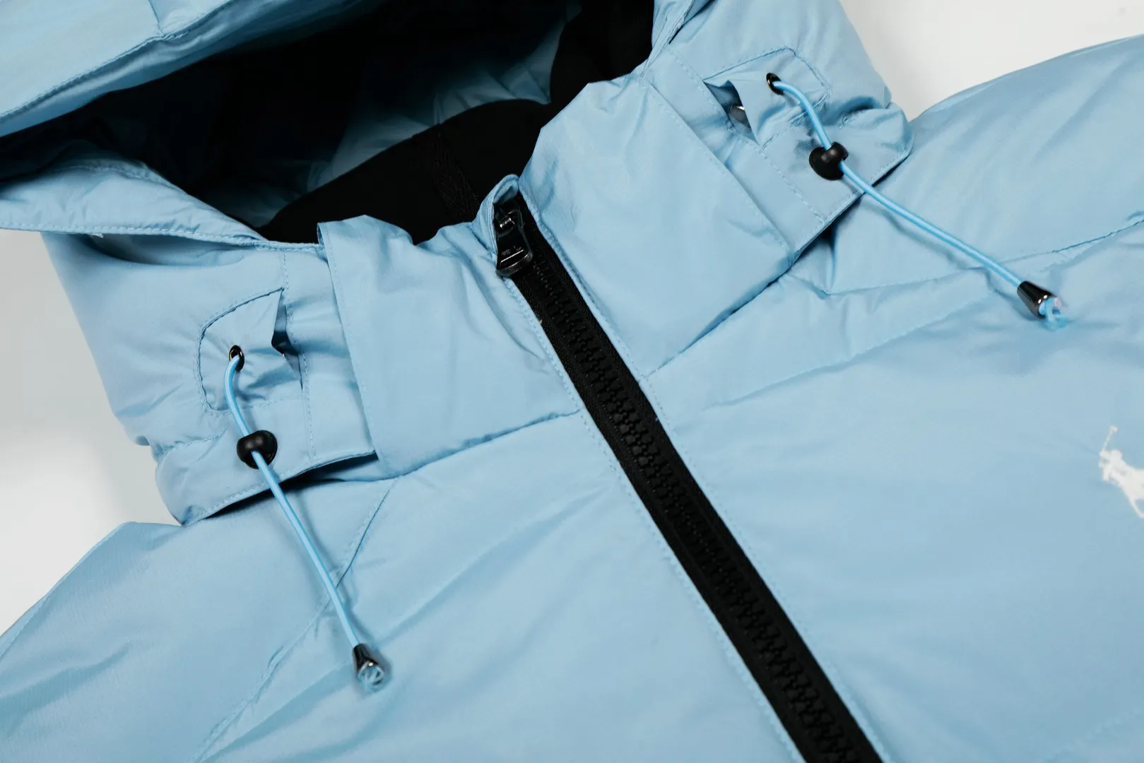 P720 Top quality" Style number: 9004# [Ralph Lauren winter basic classic embroidered men's and women's couple's same style hooded down jacket] ✅Ralph Lauren American retro arm zipper high version top-level down filling winter down jacket ✅100% high-quality white duck down, high version top-level down filling ✅Double-layer inner velvet to strictly prevent velvet running ✅Built-in adjustable drawstring, windproof and cold-proof, considerate and in place ✅Original version The maximum size can be worn up to 200 pounds. Loose and comfortable, no pressure. ✅Same style for male and female couples. Recommended OOTD outfits in winter~ Size: S-XL Color: Black White Khaki Navy Blue Light Blue